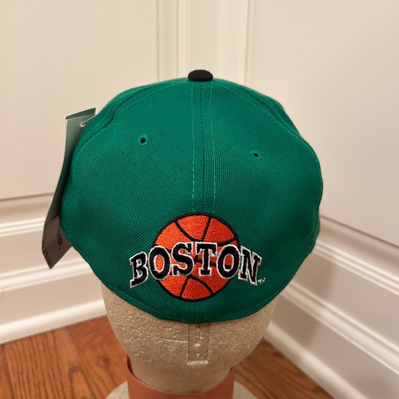 NWT vtg sports specialties fitted Boston Celtics nba hat. Size 6 7/8